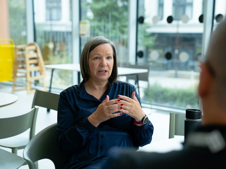 A woman explaining something during a one-to-one conversation